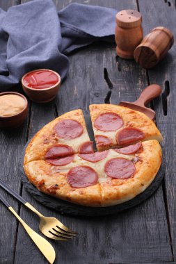 Pizza, genellikle yuvarlak, mayalanmış buğday bazlı hamurun domates, peynir ve çoğu zaman diğer malzemelerle kaplı olduğu İtalyan kökenli bir yemektir.