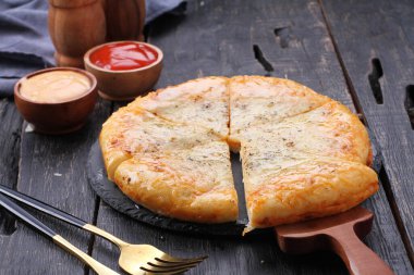 Pizza, genellikle yuvarlak, mayalanmış buğday bazlı hamurun domates, peynir ve çoğu zaman diğer malzemelerle kaplı olduğu İtalyan kökenli bir yemektir.