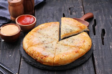 Pizza, genellikle yuvarlak, mayalanmış buğday bazlı hamurun domates, peynir ve çoğu zaman diğer malzemelerle kaplı olduğu İtalyan kökenli bir yemektir.