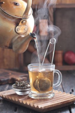 Çay, muhtemelen Çin 'in güneybatısı ve Myanmar' ın kuzeyinden gelen ve Doğu Asya 'ya özgü yemyeşil bir çalı olan Camellia Sinensis' in taze yapraklarının üzerine sıcak ya da kaynar su dökülerek hazırlanan aromatik bir içecektir..