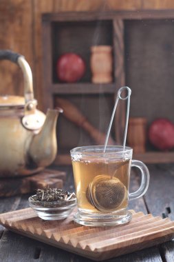 Çay, muhtemelen Çin 'in güneybatısı ve Myanmar' ın kuzeyinden gelen ve Doğu Asya 'ya özgü yemyeşil bir çalı olan Camellia Sinensis' in taze yapraklarının üzerine sıcak ya da kaynar su dökülerek hazırlanan aromatik bir içecektir..