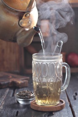 Çay, muhtemelen Çin 'in güneybatısı ve Myanmar' ın kuzeyinden gelen ve Doğu Asya 'ya özgü yemyeşil bir çalı olan Camellia Sinensis' in taze yapraklarının üzerine sıcak ya da kaynar su dökülerek hazırlanan aromatik bir içecektir..