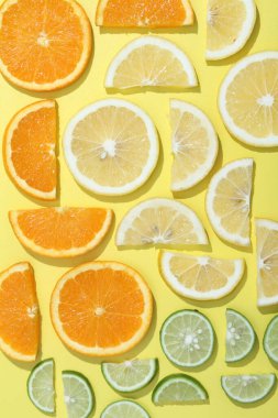 Parlak arkaplanda bir dilim meyve