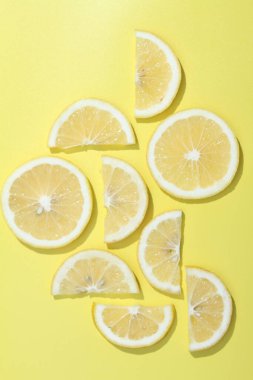 Parlak arkaplanda bir dilim meyve