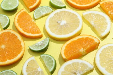 Parlak arkaplanda bir dilim meyve