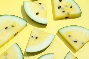 Parlak arkaplanda bir dilim meyve