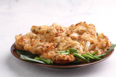 Bakwan, Endonezya 'da yaygın olarak bulunan sebze ve buğday unundan yapılan kızarmış bir yemektir. Bakwan genellikle seyyar satıcılar tarafından satılan kızarmış sebze atıştırmalıklarına gönderme yapar..