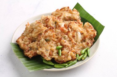 Bakwan, Endonezya 'da yaygın olarak bulunan sebze ve buğday unundan yapılan kızarmış bir yemektir. Bakwan genellikle seyyar satıcılar tarafından satılan kızarmış sebze atıştırmalıklarına gönderme yapar..