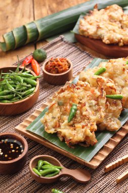 Bakwan, Endonezya 'da yaygın olarak bulunan sebze ve buğday unundan yapılan kızarmış bir yemektir. Bakwan genellikle seyyar satıcılar tarafından satılan kızarmış sebze atıştırmalıklarına gönderme yapar..