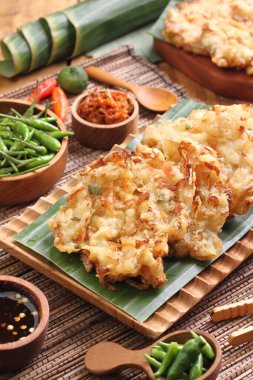 Bakwan, Endonezya 'da yaygın olarak bulunan sebze ve buğday unundan yapılan kızarmış bir yemektir. Bakwan genellikle seyyar satıcılar tarafından satılan kızarmış sebze atıştırmalıklarına gönderme yapar..