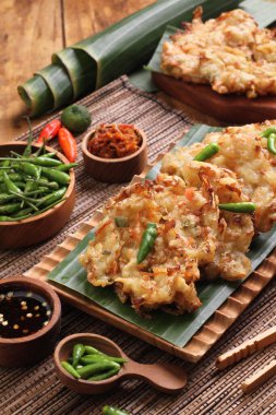 Bakwan, Endonezya 'da yaygın olarak bulunan sebze ve buğday unundan yapılan kızarmış bir yemektir. Bakwan genellikle seyyar satıcılar tarafından satılan kızarmış sebze atıştırmalıklarına gönderme yapar..