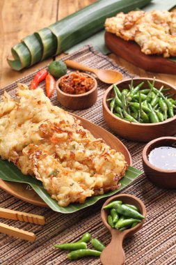 Bakwan, Endonezya 'da yaygın olarak bulunan sebze ve buğday unundan yapılan kızarmış bir yemektir. Bakwan genellikle seyyar satıcılar tarafından satılan kızarmış sebze atıştırmalıklarına gönderme yapar..