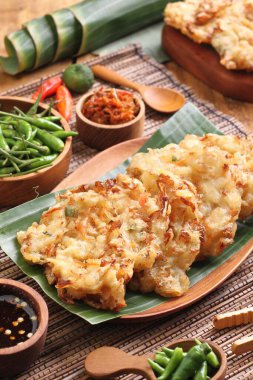 Bakwan, Endonezya 'da yaygın olarak bulunan sebze ve buğday unundan yapılan kızarmış bir yemektir. Bakwan genellikle seyyar satıcılar tarafından satılan kızarmış sebze atıştırmalıklarına gönderme yapar..