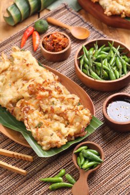 Bakwan, Endonezya 'da yaygın olarak bulunan sebze ve buğday unundan yapılan kızarmış bir yemektir. Bakwan genellikle seyyar satıcılar tarafından satılan kızarmış sebze atıştırmalıklarına gönderme yapar..