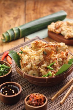 Bakwan, Endonezya 'da yaygın olarak bulunan sebze ve buğday unundan yapılan kızarmış bir yemektir. Bakwan genellikle seyyar satıcılar tarafından satılan kızarmış sebze atıştırmalıklarına gönderme yapar..