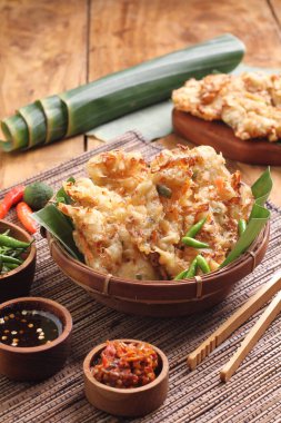 Bakwan, Endonezya 'da yaygın olarak bulunan sebze ve buğday unundan yapılan kızarmış bir yemektir. Bakwan genellikle seyyar satıcılar tarafından satılan kızarmış sebze atıştırmalıklarına gönderme yapar..