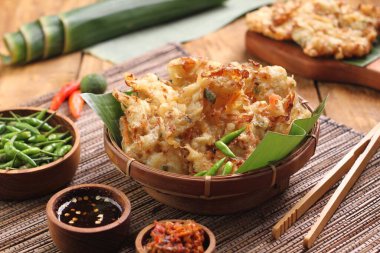 Bakwan, Endonezya 'da yaygın olarak bulunan sebze ve buğday unundan yapılan kızarmış bir yemektir. Bakwan genellikle seyyar satıcılar tarafından satılan kızarmış sebze atıştırmalıklarına gönderme yapar..