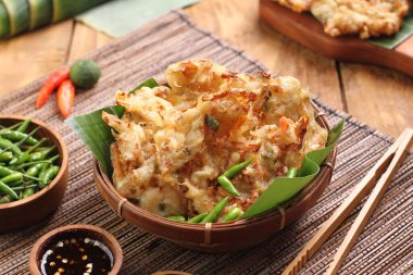 Bakwan, Endonezya 'da yaygın olarak bulunan sebze ve buğday unundan yapılan kızarmış bir yemektir. Bakwan genellikle seyyar satıcılar tarafından satılan kızarmış sebze atıştırmalıklarına gönderme yapar..