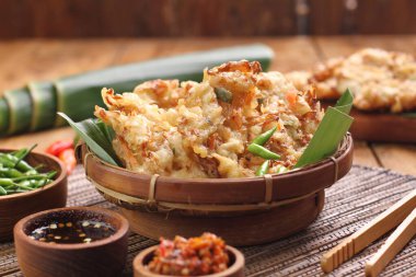 Bakwan, Endonezya 'da yaygın olarak bulunan sebze ve buğday unundan yapılan kızarmış bir yemektir. Bakwan genellikle seyyar satıcılar tarafından satılan kızarmış sebze atıştırmalıklarına gönderme yapar..