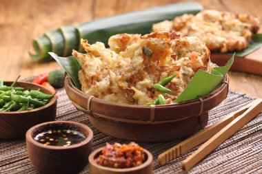 Bakwan, Endonezya 'da yaygın olarak bulunan sebze ve buğday unundan yapılan kızarmış bir yemektir. Bakwan genellikle seyyar satıcılar tarafından satılan kızarmış sebze atıştırmalıklarına gönderme yapar..