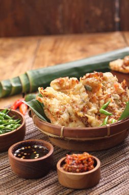 Bakwan, Endonezya 'da yaygın olarak bulunan sebze ve buğday unundan yapılan kızarmış bir yemektir. Bakwan genellikle seyyar satıcılar tarafından satılan kızarmış sebze atıştırmalıklarına gönderme yapar..