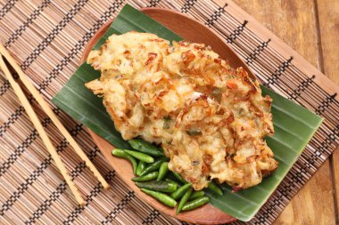 Bakwan, Endonezya 'da yaygın olarak bulunan sebze ve buğday unundan yapılan kızarmış bir yemektir. Bakwan genellikle seyyar satıcılar tarafından satılan kızarmış sebze atıştırmalıklarına gönderme yapar..