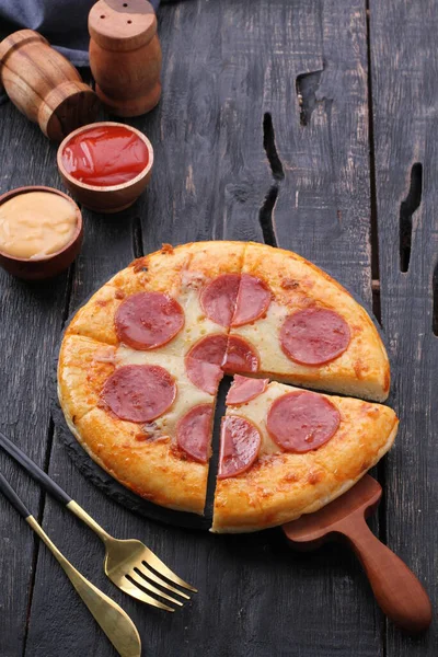 Pizza Danie Włoskiego Pochodzenia Składające Się Okrągłej Płaskiej Bazy Kwaśnego — Zdjęcie stockowe