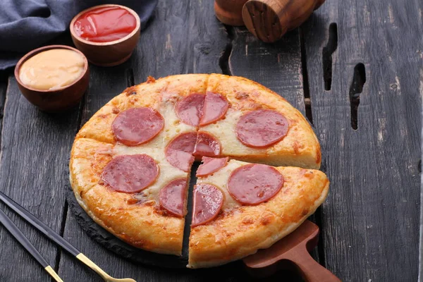 比萨是意大利产的一道菜 由通常是圆形的 扁平的面团底座和西红柿 奶酪等多种配料组成 — 图库照片