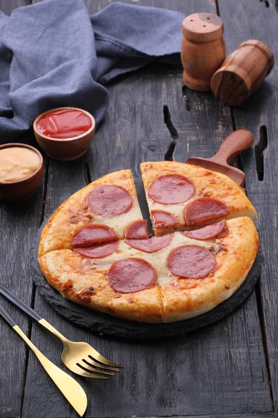 比萨是意大利产的一道菜 由通常是圆形的 扁平的面团底座和西红柿 奶酪等多种配料组成 — 图库照片
