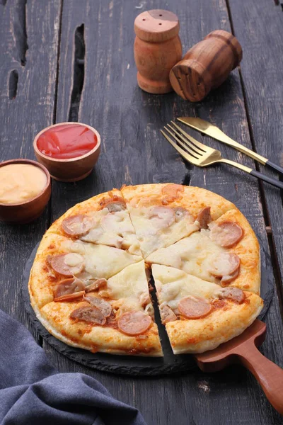 Пицца Блюдо Итальянского Происхождения Состоящее Обычно Круглого Плоского Основания Теста — стоковое фото