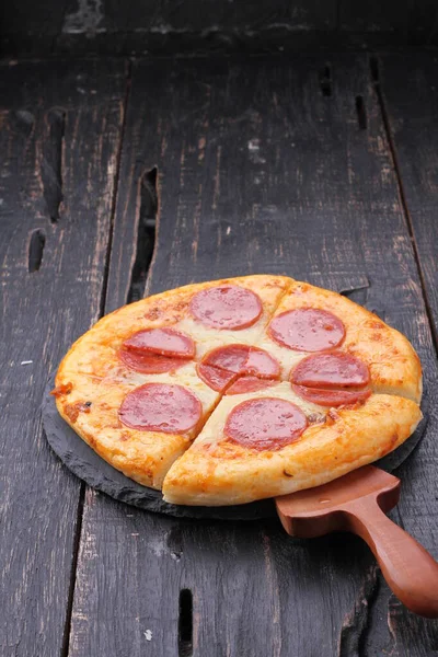 Pizza Maträtt Italienskt Ursprung Som Består Vanligtvis Rund Platt Bas — Stockfoto