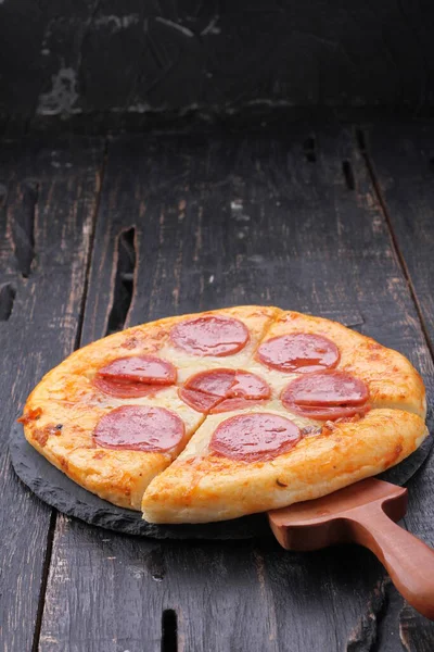 Pizza Maträtt Italienskt Ursprung Som Består Vanligtvis Rund Platt Bas — Stockfoto