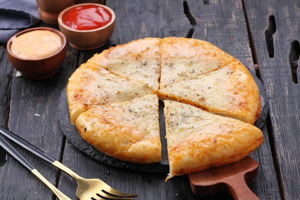 Pizza Een Gerecht Van Italiaanse Oorsprong Dat Bestaat Uit Een — Stockfoto