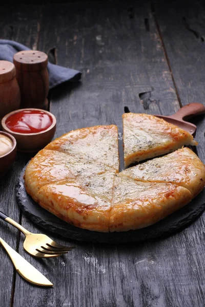 ピザは トマトやチーズなどの具材をトッピングした 通常の丸みを帯びた平底の小麦ベースの生地で構成されるイタリアの起源の料理です — ストック写真