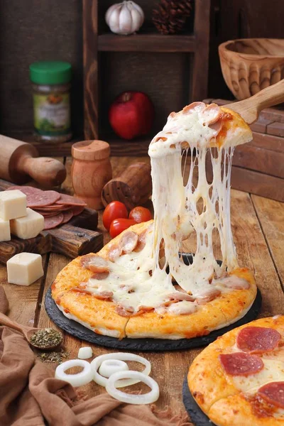 Пицца Блюдо Итальянского Происхождения Состоящее Обычно Круглого Плоского Основания Теста — стоковое фото