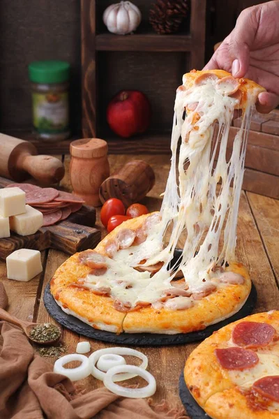 Pizza Piatto Origine Italiana Costituito Una Base Solitamente Rotonda Piatta — Foto Stock
