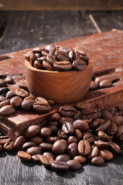 咖啡豆是咖啡植物的种子 也是咖啡的来源 它是红色或紫色果实里面的果皮 这种水果常被称为咖啡樱桃 — 图库照片