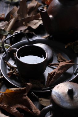 Çay, muhtemelen Çin 'in güneybatısı ve Myanmar' ın kuzeyinden gelen ve Doğu Asya 'ya özgü yemyeşil bir çalı olan Camellia Sinensis' in taze yapraklarının üzerine sıcak ya da kaynar su dökülerek hazırlanan aromatik bir içecektir..