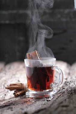 Çay, muhtemelen Çin 'in güneybatısı ve Myanmar' ın kuzeyinden gelen ve Doğu Asya 'ya özgü yemyeşil bir çalı olan Camellia Sinensis' in taze yapraklarının üzerine sıcak ya da kaynar su dökülerek hazırlanan aromatik bir içecektir..