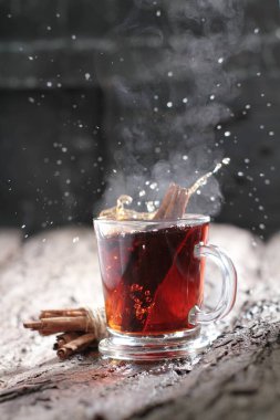 Çay, muhtemelen Çin 'in güneybatısı ve Myanmar' ın kuzeyinden gelen ve Doğu Asya 'ya özgü yemyeşil bir çalı olan Camellia Sinensis' in taze yapraklarının üzerine sıcak ya da kaynar su dökülerek hazırlanan aromatik bir içecektir..