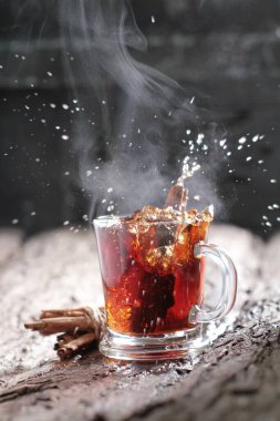 Çay, muhtemelen Çin 'in güneybatısı ve Myanmar' ın kuzeyinden gelen ve Doğu Asya 'ya özgü yemyeşil bir çalı olan Camellia Sinensis' in taze yapraklarının üzerine sıcak ya da kaynar su dökülerek hazırlanan aromatik bir içecektir..