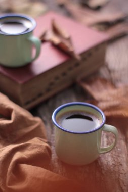 Çay, muhtemelen Çin 'in güneybatısı ve Myanmar' ın kuzeyinden gelen ve Doğu Asya 'ya özgü yemyeşil bir çalı olan Camellia Sinensis' in taze yapraklarının üzerine sıcak ya da kaynar su dökülerek hazırlanan aromatik bir içecektir..