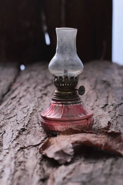 Stare Zabytkowe Lampy Naftowe Drewnianym Tle — Zdjęcie stockowe
