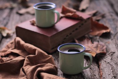 Çay, muhtemelen Çin 'in güneybatısı ve Myanmar' ın kuzeyinden gelen ve Doğu Asya 'ya özgü yemyeşil bir çalı olan Camellia Sinensis' in taze yapraklarının üzerine sıcak ya da kaynar su dökülerek hazırlanan aromatik bir içecektir.. 