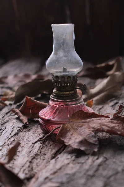 Oude Kerosine Lamp Een Houten Achtergrond — Stockfoto