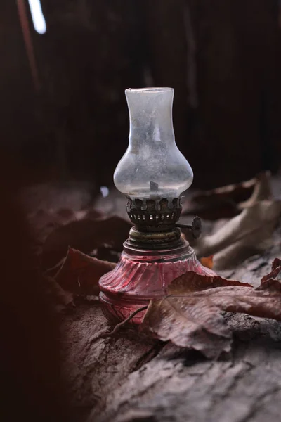 Oude Vintage Kerosine Lamp Een Donkere Achtergrond — Stockfoto