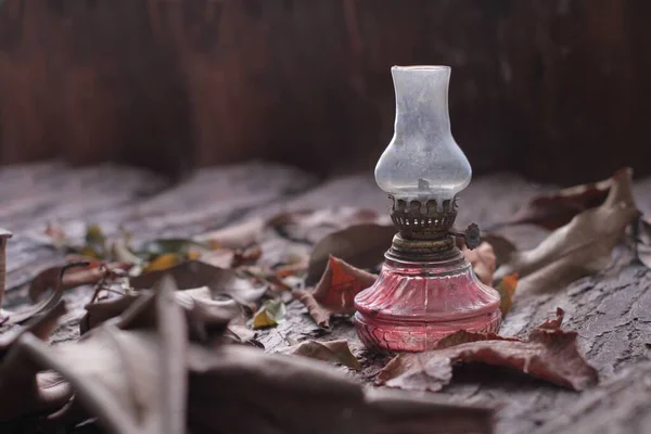 Alter Holztisch Mit Einer Kerze Und Einer Flasche Wasser — Stockfoto