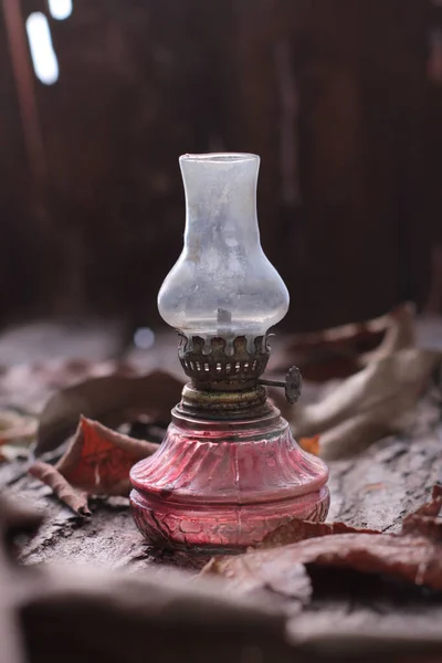 Oude Vintage Kerosine Lamp Een Houten Achtergrond — Stockfoto