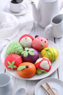 Tatlı hayvan karakterleri şeklinde çörekler ya da pao.