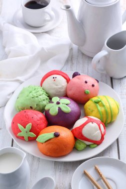 Tatlı hayvan karakterleri şeklinde çörekler ya da pao.